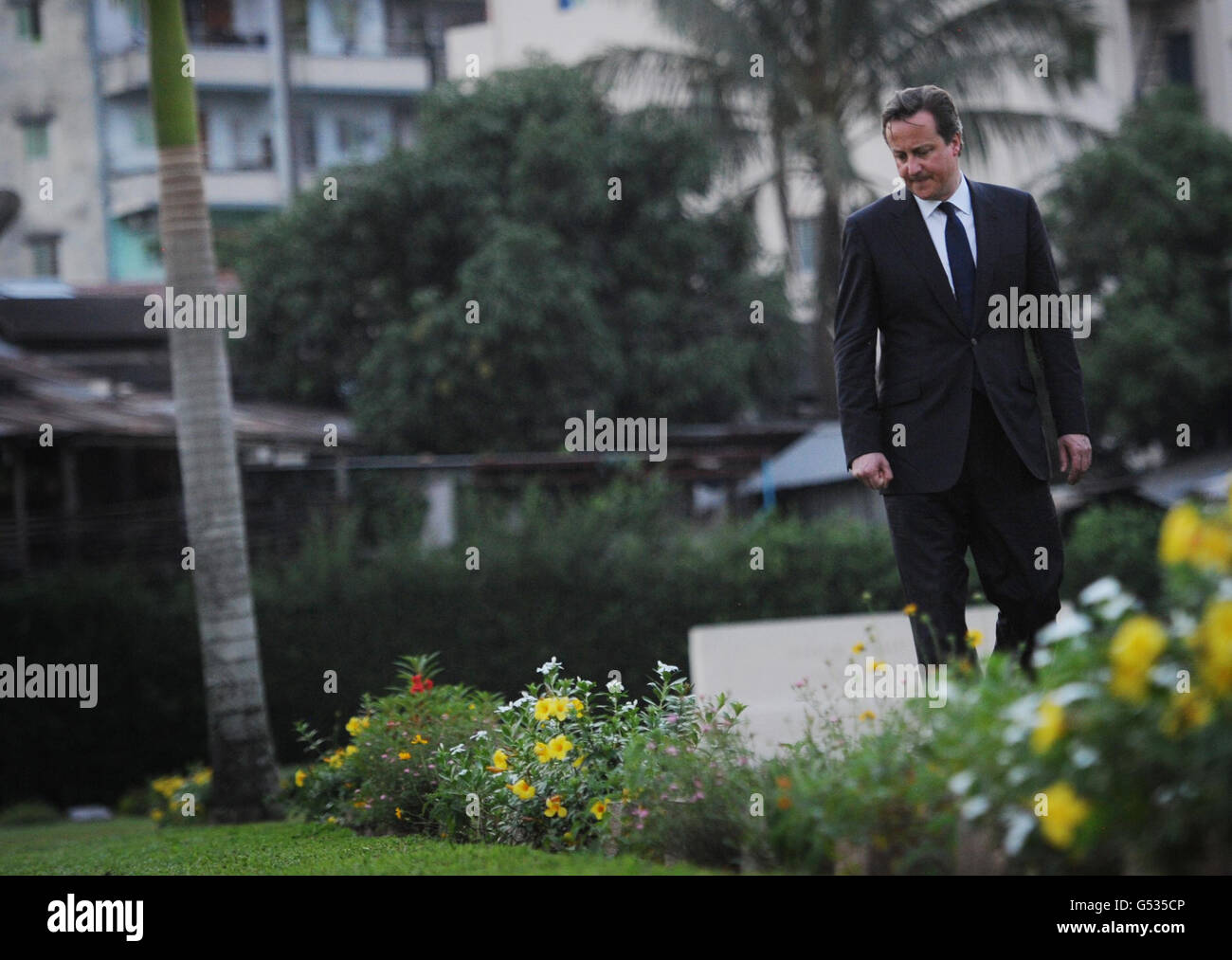 Premierminister David Cameron geht durch den Friedhof von Htaukkyam in Rangun, Burma, wo heute britische Soldaten des Zweiten Weltkriegs begraben sind. Stockfoto