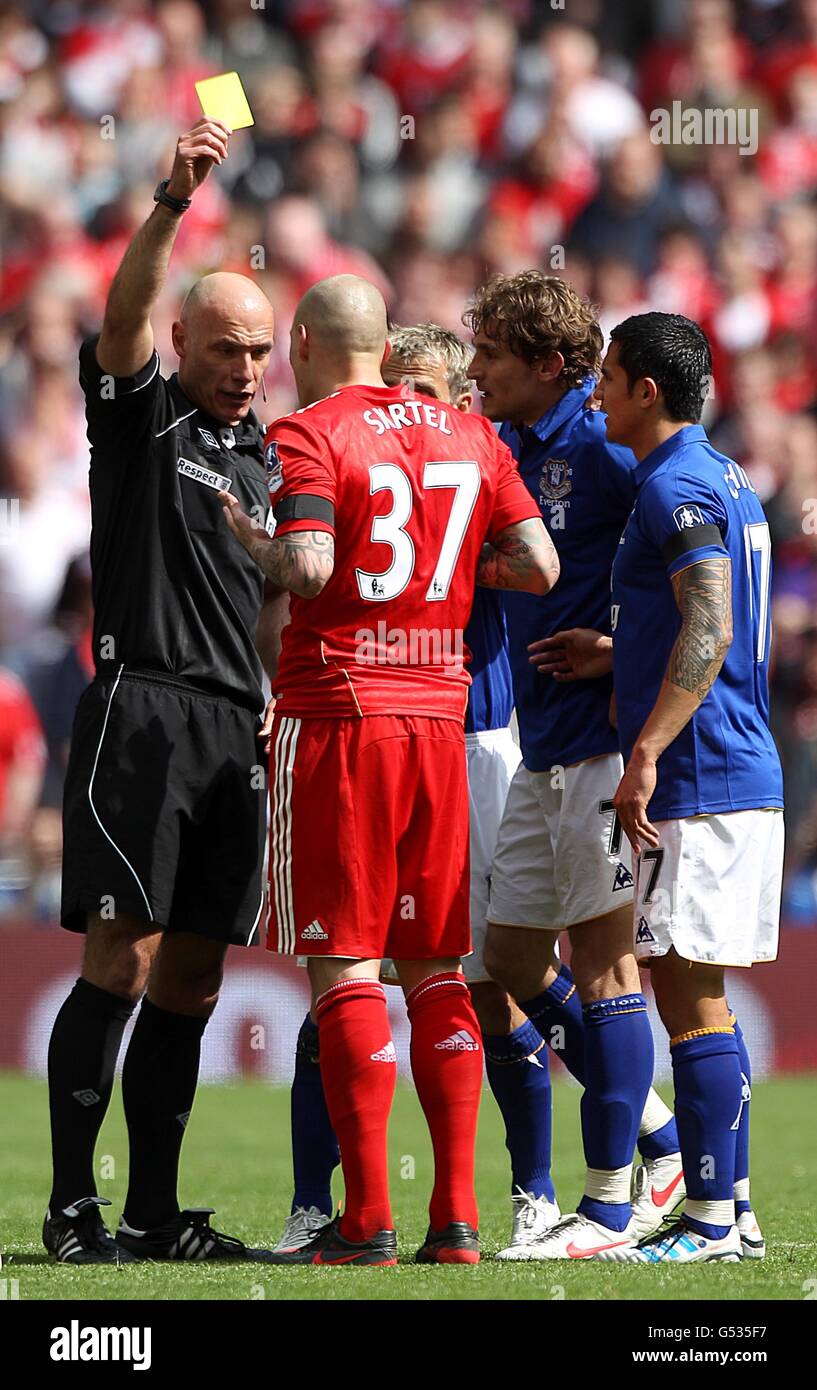 Fußball - FA Cup - Halbfinale - Liverpool gegen Everton - Wembley Stadium. Martin Skrtel (Mitte) von Liverpool wird vom Schiedsrichter Howard Webb gebucht Stockfoto