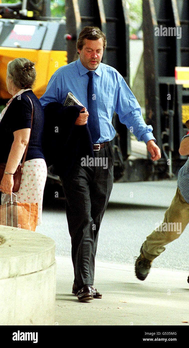 Die Marquess of Blandford kommt am Londoner Guildhall Crown Court in Middlesex an, um sich vor Gericht zu stellen, das des Ladendiebstahls angeklagt ist. Jamie Blandford, dessen Fall unter dem Namen James Charles Spencer-Churchill aufgeführt ist, soll zwei Paar Sonnenbrillen und ein Deodorant gestohlen haben. * im November 1999 im Geschäft Harvey Nichols in Knightsbridge, im Zentrum von London. Der Fall wurde durch rechtliche Argumente verzögert. Stockfoto