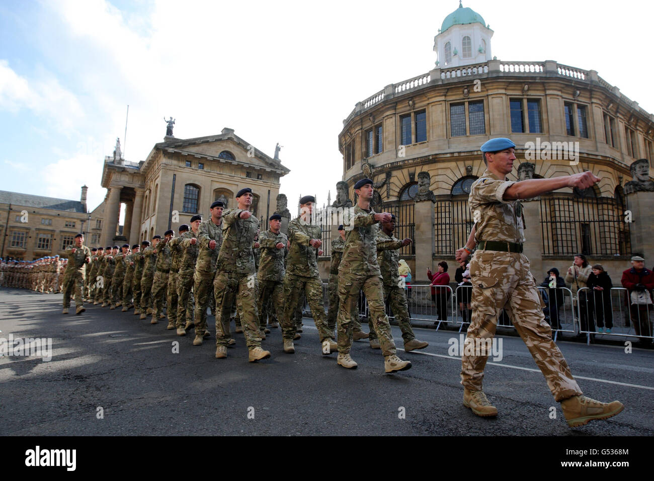 Soldaten von 23 Pioneer Regiment zu marschieren vorbei Sheldonian Theater im Zentrum von Oxford während ihrer Heimkehr Parade, wie viele vor kurzem aus Afghanistan zurückgekehrt sind, und Zypern. Stockfoto