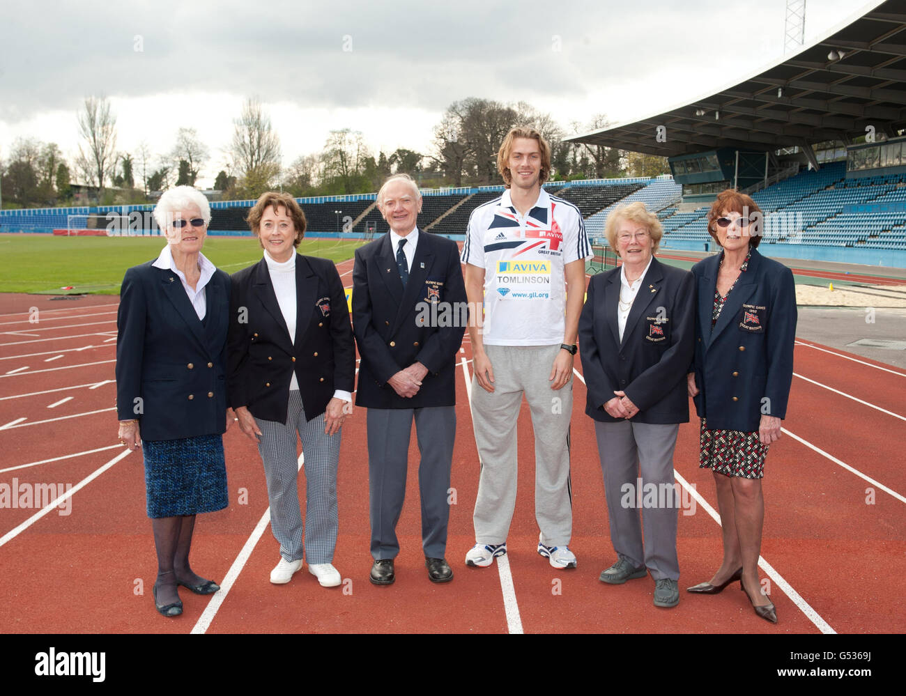 Der britische Langspringer Chris Tomlinson (Dritter von rechts) mit Mitgliedern des britischen Olympia-Teams 1952 (von links nach rechts) Sheila Lerwill, Sylvia Disley (geborene Cheeseman), John Disley, Shirley Berry (geborene Cawley) und June Carroll (geborene Foulds) während einer Fotoanspielung im Crystal Palace National Sports Center, London. Stockfoto