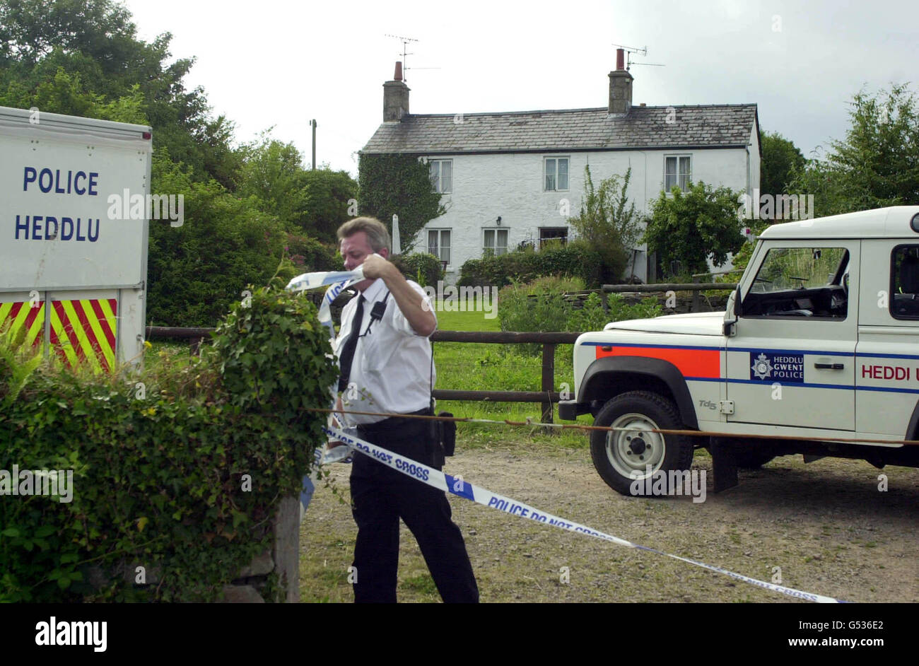 Polizei in 'Mount View' in Whitelye, in der Nähe von Tintern, Südwales, dem Haus, in dem die 12-jährige Emma Hall erstochen wurde. Die Polizei von Gwent befragt Phillip Andrew Hall über den Tod seiner Tochter. Er wurde verhaftet, nachdem sie an einer einzigen Stichwunde an ihrer Brust gestorben war. * eine Rettungsmannschaft brachte Emma ins Royal Gwent Hospital in Newport, Südwales, aber sie wurde bei ihrer Ankunft für tot erklärt. Stockfoto