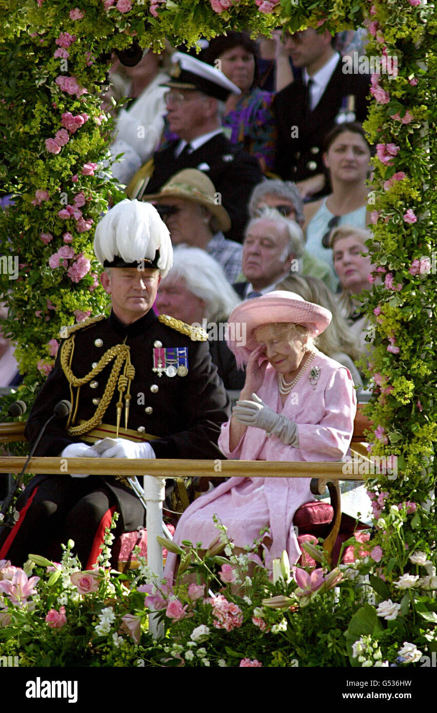 Die Queen Mother wischt ihr Auge während der Parade, die ihren 4. Geburtstag am 8/00 in der Horseguards Parade, London feiert. Etwa 1,000 Menschen, Tiere und Flugzeuge nehmen an der Teilnahme Teil, die alle Teile des britischen Nationallebens widerspiegeln. Stockfoto