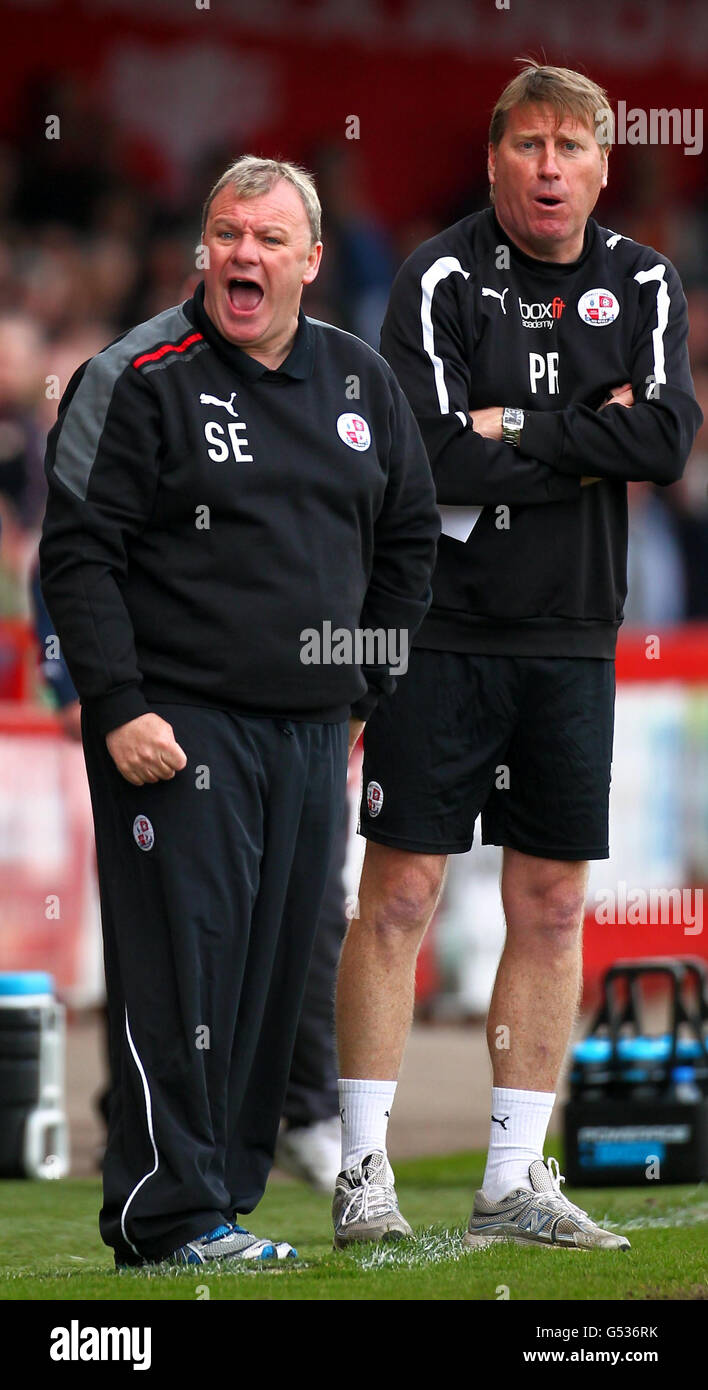 Crawley-Manager Steve Evans (links) mit Trainer Paul Rayner während des npower Football League Two-Spiels im Broadfield Stadium, Crawley. Stockfoto