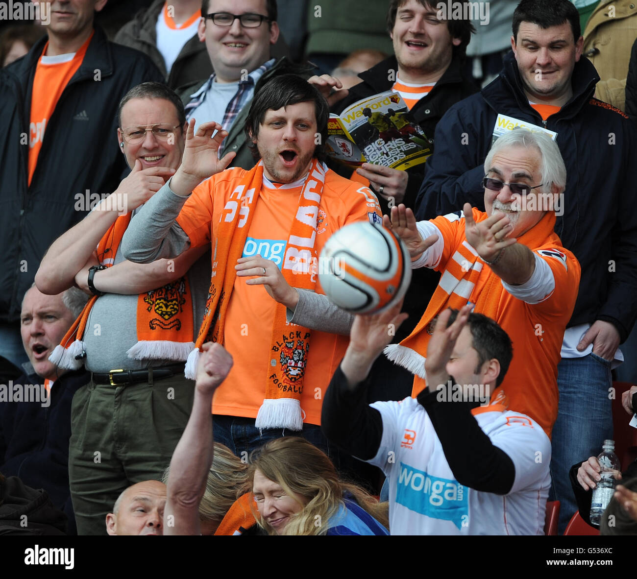 Ein Blackpool-Fan rettet vor dem Spiel gegen Watford einen verirrten Schuss beim Schießtraining. Stockfoto