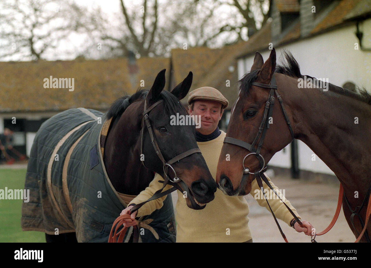 NICKY HENDERSON. PA Photo 10/3/1994 Rennpferd-Trainer Nicky Henderson mit Pferd Remittance man und Travado Stockfoto