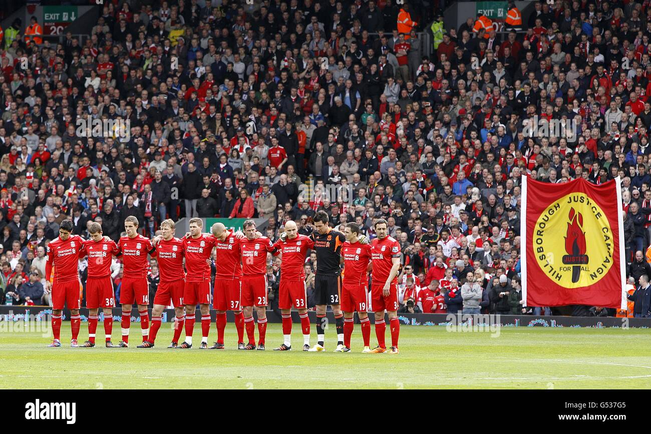 Fußball - Barclays Premier League - Liverpool / Aston Villa - Anfield. Liverpool-Spieler und -Fans beobachten vor dem 23-jährigen Jubiläum des Hillsborough Distaster eine Minute Stille Stockfoto