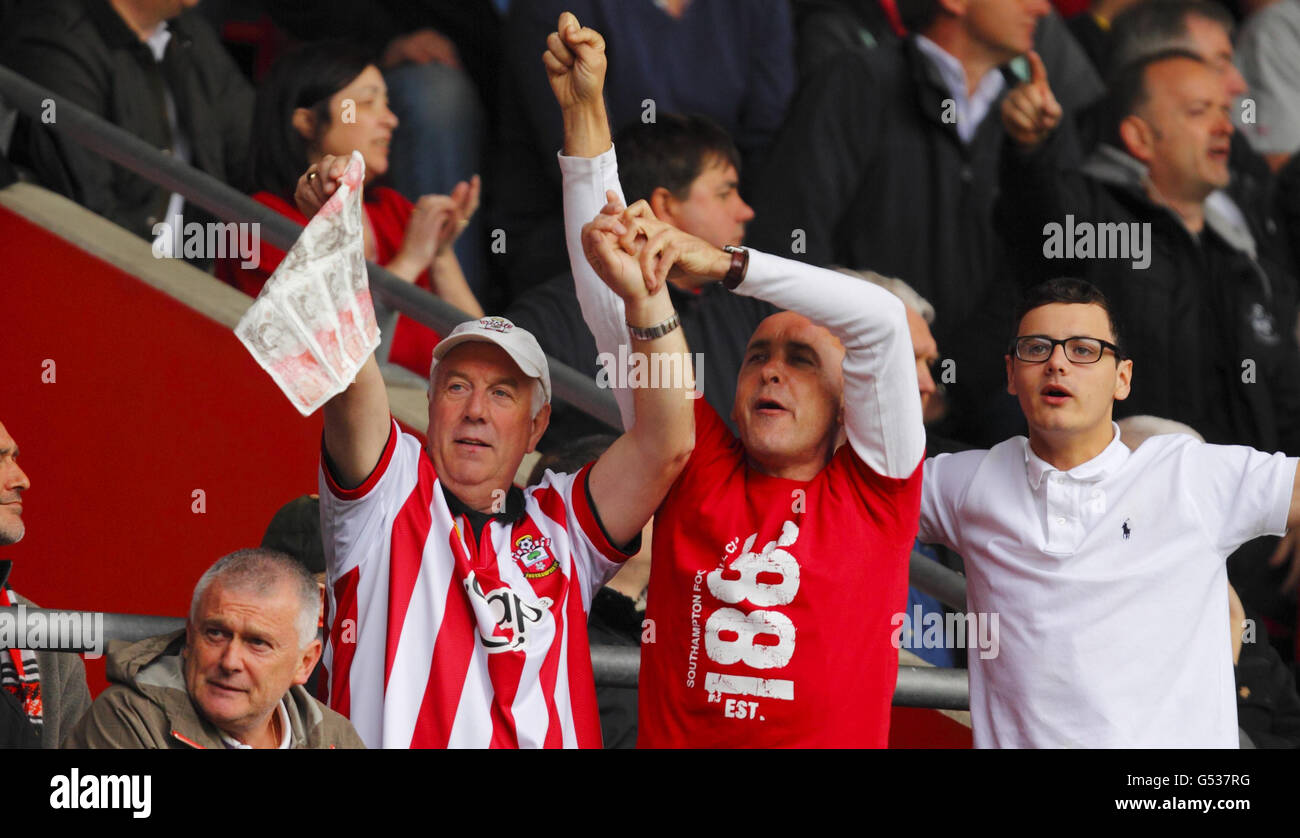 Fußball - npower Football League Championship - Southampton gegen Portsmouth - St. Mary's. Southampton-Fans winken vor dem npower Football League Championship-Spiel in St. Mary's, Southampton, gefälschte &pound;50 Noten bei Portsmouth-Fans. Stockfoto