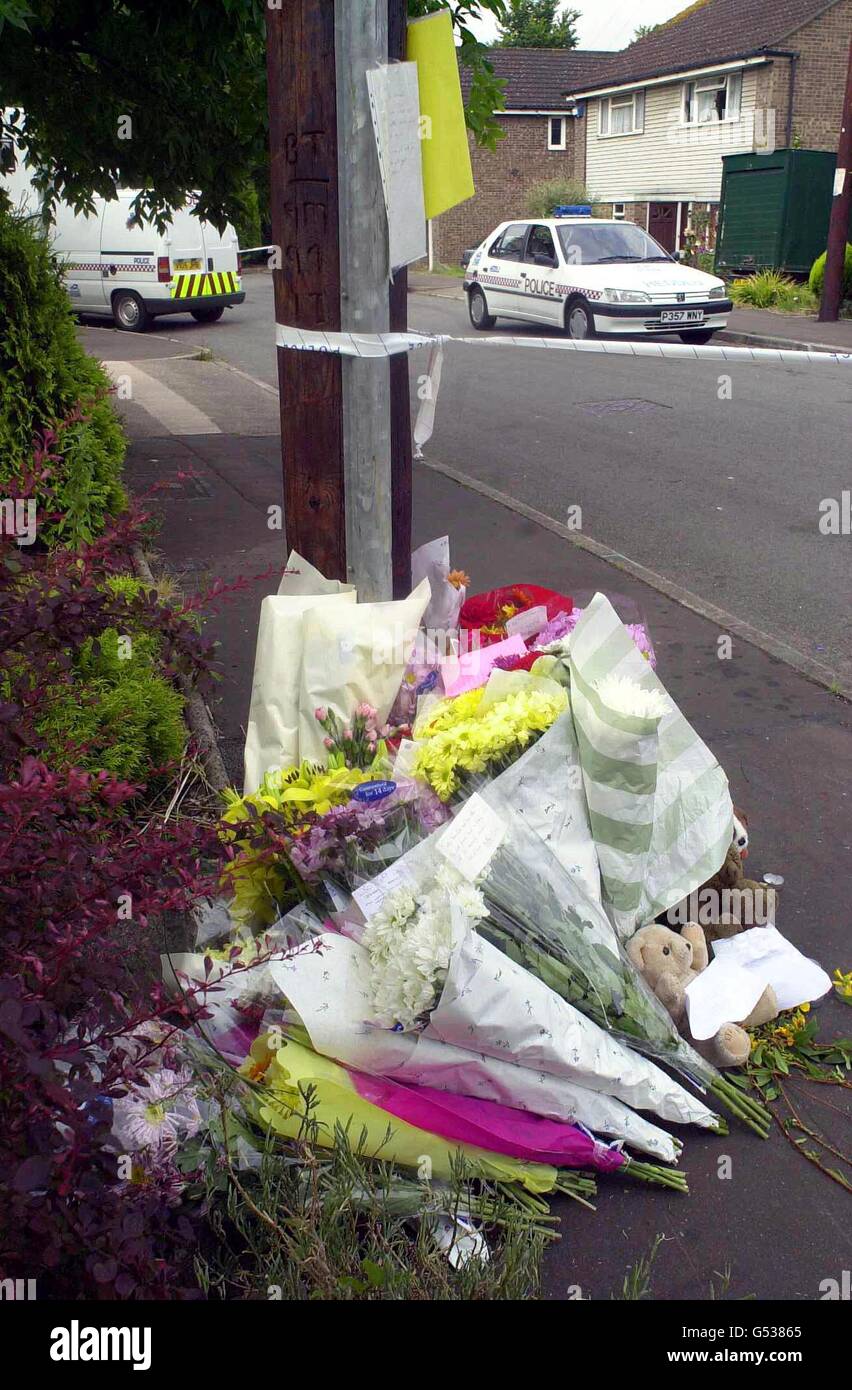 Freunde und Nachbarn hinterlassen Blumen vor dem Haus in Rutland Close, Barry in Südwales, wo Robert Mocherie, 49, seine Frau Catherine, 45, und ihre Kinder Bethan, 10, Luke, 14, Sian, 16, und James, 18. * ... Das Anwesen blieb abgesperrt, aber Blumen, Kuscheltiere und Gedichte von Freunden der Kinder wurden an einem nahe gelegenen Telegrafenmast zurückgelassen. Stockfoto