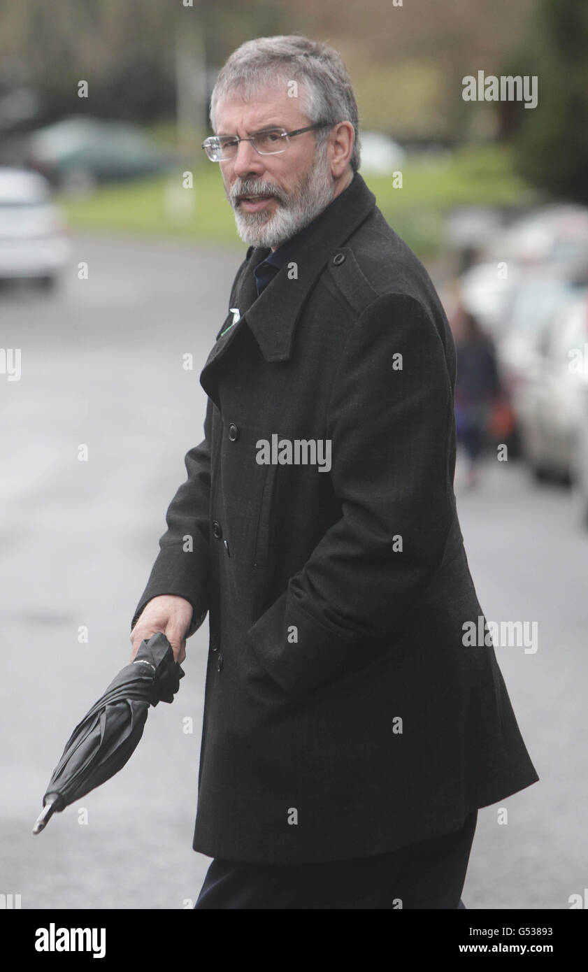 Gerry Adams nimmt an der Beerdigung von Dubliners' Musiker Barney McKenna in der St. Patrick's Church in Trim CO Meath Teil. Stockfoto