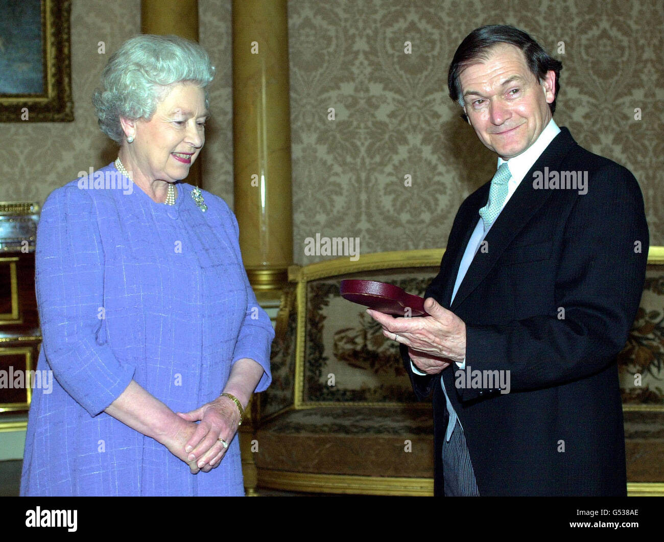 Königin Elizabeth II. Empfängt Sir Roger Penrose und investiert ihn in das Insignie eines Mitglieds des Verdienstordens im Buckingham Palace in London. Stockfoto