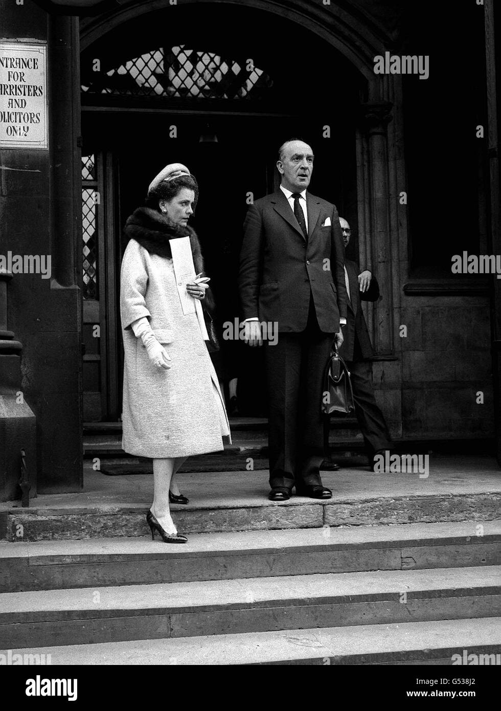 PA Photo 16/10/1962 : die Herzogin von Argyll in London nach der Anhörung des High Court Klage, in dem es angeblich, dass sie viele Argyll Erbstücke in ihrem Haus in Upper Grosvenor Street, London festgenommen Stockfoto