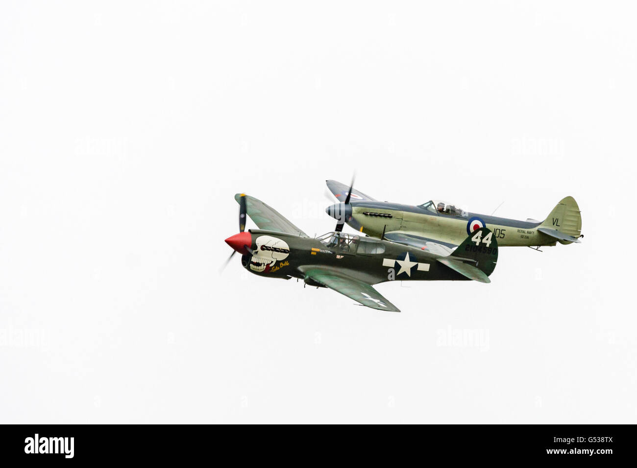 Großbritannien, Schottland, East Lothian, North Berwick, Curtiss p-40 Kittyhawk (vorne), Seafire (hinten) auf Schottlands nationale Airshow in East Fortune Stockfoto