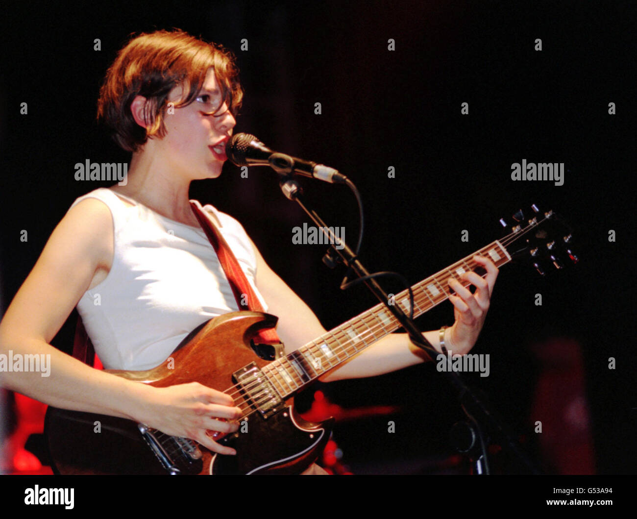 Die Sängerin und Gitarristin Carrie Brownstein von der amerikanischen Punk-Mädchenband Sleater-Kinney tritt auf der Bühne der ULU (University of London Union) im Zentrum von London auf. Stockfoto