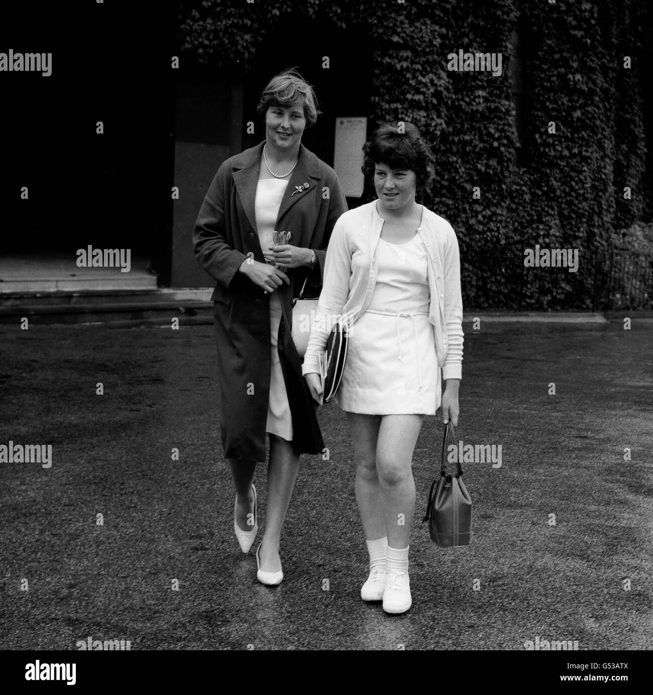 Christine Truman zeigt ihre jüngere Schwester Nell Truman in Wimbledon Stockfoto
