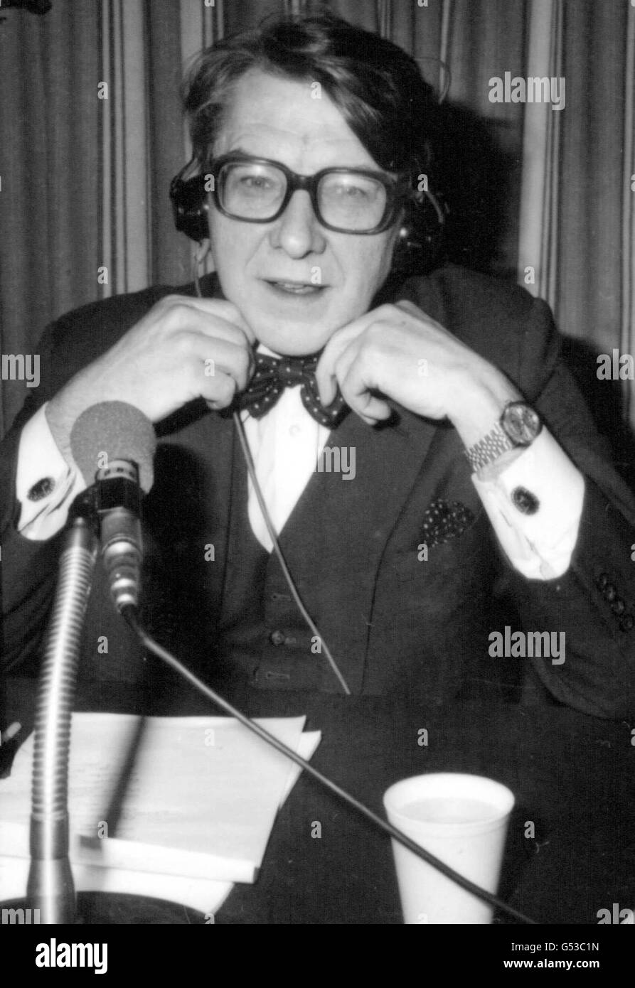 Der Fernsehmoderator Sir Robin Day justierte seine berühmte Fliege, bevor er im Broadcasting House in London den Titel „The World at One“ von BBC Radio 4 vorstellte. 06/08/00: Day starb nach einer kurzen Krankheit im Wellington Hospital in St. John's Wood, London. * sein Freund und Vollstrecker Sir Ronald Waterhouse sagte, der Sender habe einen Stromausfall erlitten, aber die Ärzte hätten die Ursache des Problems nicht finden können. Stockfoto