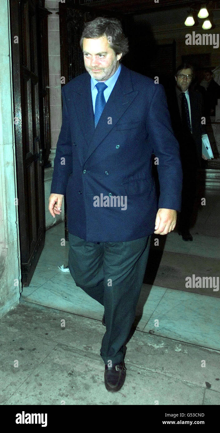 Die Marquess of Blandford verlässt den Middlesex Guildhall Crown Court, nachdem sie vom Diebstahl zweier Sonnenbrillen und eines Deodorants im Wert von insgesamt 237 aus dem Harvey Nichols Store in Knightsbridge, London, freigesprochen wurde. *... Eine Jury aus sieben Männern und fünf Frauen nahm sich eine Stunde Zeit, um am fünften Tag der Verhandlung ihr unschuldig-Urteil zu Fällen, das schätzungsweise 35,000 gekostet hat. Der ehemalige Kokain-Süchtige hatte der Jury am 10 1999. November mitgeteilt, dass er vergessen hatte, für die Gegenstände zu bezahlen. Stockfoto