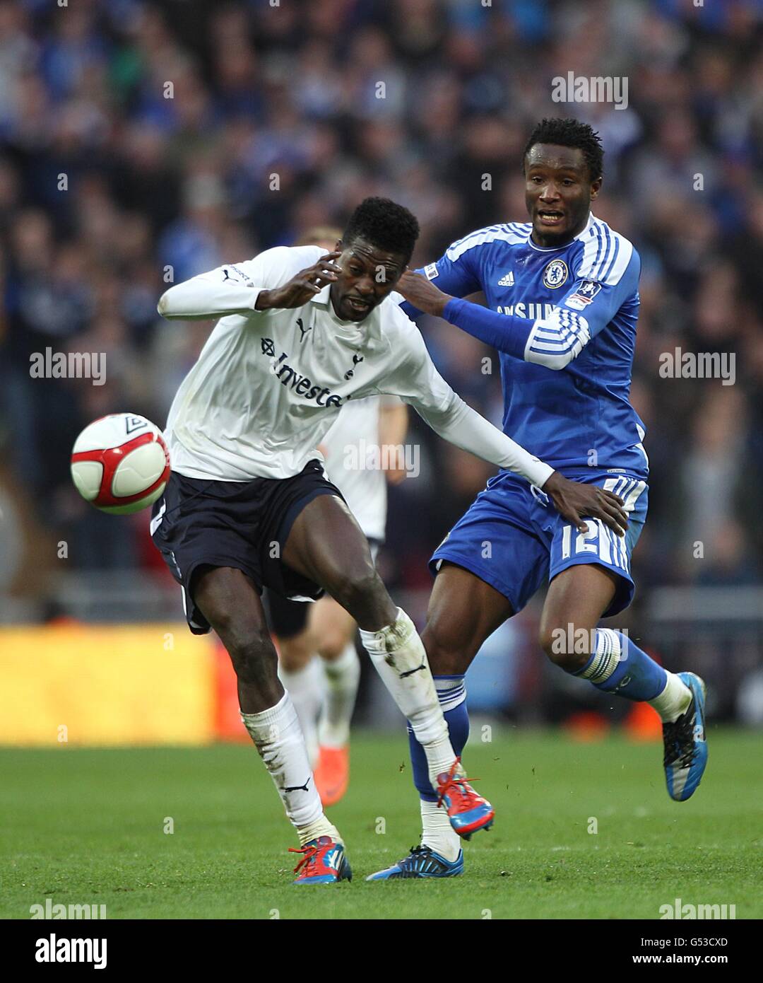 Fußball - FA Cup - Halbfinale - Tottenham Hotspur gegen Chelsea - Wembley Stadium. Tottenham Hotspur's Emmanuel Adebayor (links) und Chelsea's Jon Obi Mikel (rechts) kämpfen um den Ball Stockfoto