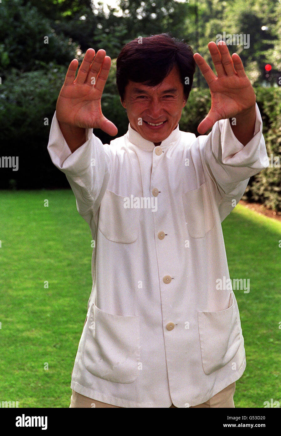 Der Martial-Arts-Schauspieler Jackie Chan in London, wo das Geld, das er bei der Premiere seines neuesten Films Shanghai Noon gesammelt hat, der Doncaster-Schülerin Sarah Stevenson bei der Bewerbung um eine Goldmedaille bei den Olympischen Spielen in Sydney helfen wird. * Sarah war die erste Frau, die für das Taekwondo Großbritannien 2000 Olympic Team ausgewählt wurde. Stockfoto