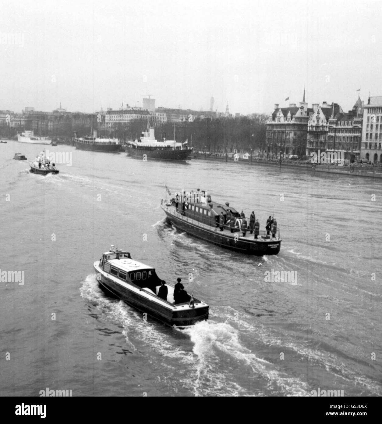 Bibliotheksdateinenbild vom 30/01/65 des Sarges von Sir Winston Churchill auf dem Weg die Themse hinauf zum Festival Pier an Bord des Havengore. Das Schiff, das am Tag seiner Beerdigung den Sarg von Sir Winston Churchill über die Themse trug, soll ein schwimmendes Denkmal für den großen Staatsmann werden, es wurde am 13. August 2000 enthüllt. Die Havengore, ein 87 Fuß langes ehemaliges Vermessungsschiff der Port of London Authority (PLA), wird derzeit vollständig restauriert. Bis zum nächsten Ostern wird sie ausgestattet sein, um durch Großbritannien und Kontinentaleuropa zu reisen und Studenten zu tragen, die Modern studieren Stockfoto