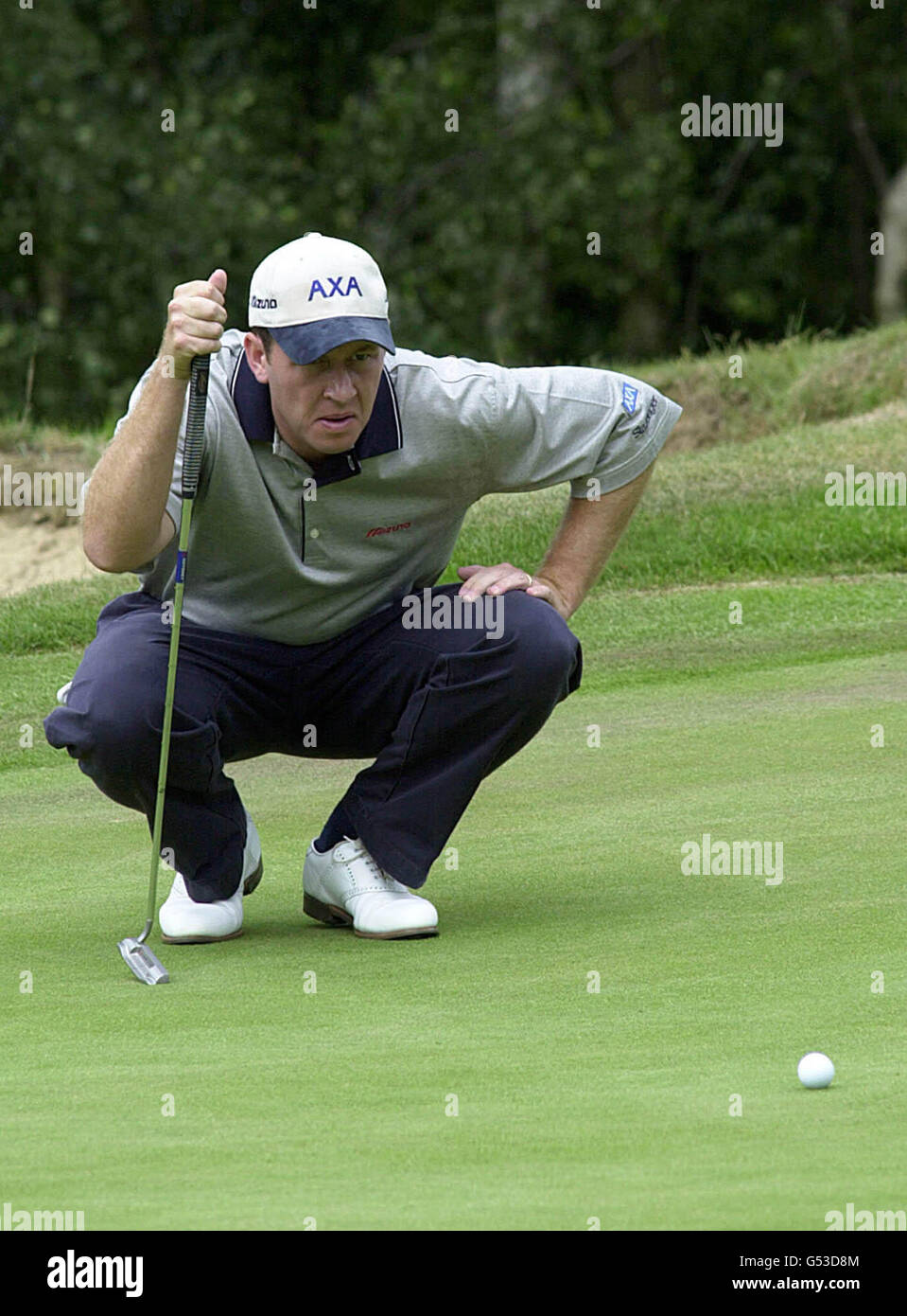 Gary Orr aus Schottland führt einen Putt in den frühen Phasen der letzten Runde des Victor Chandler British Masters Golf. Stockfoto