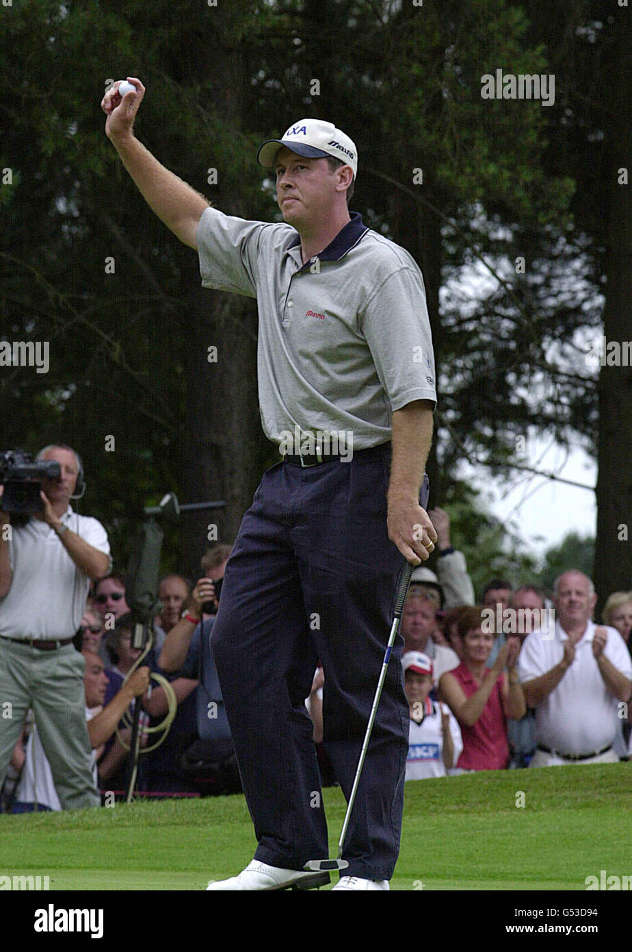 Gary Orr aus Schottland feiert den Sieg des Victor Chandler British Masters Golf in Woburn in Buckinghamshire mit 21 Schlägen unter. Stockfoto