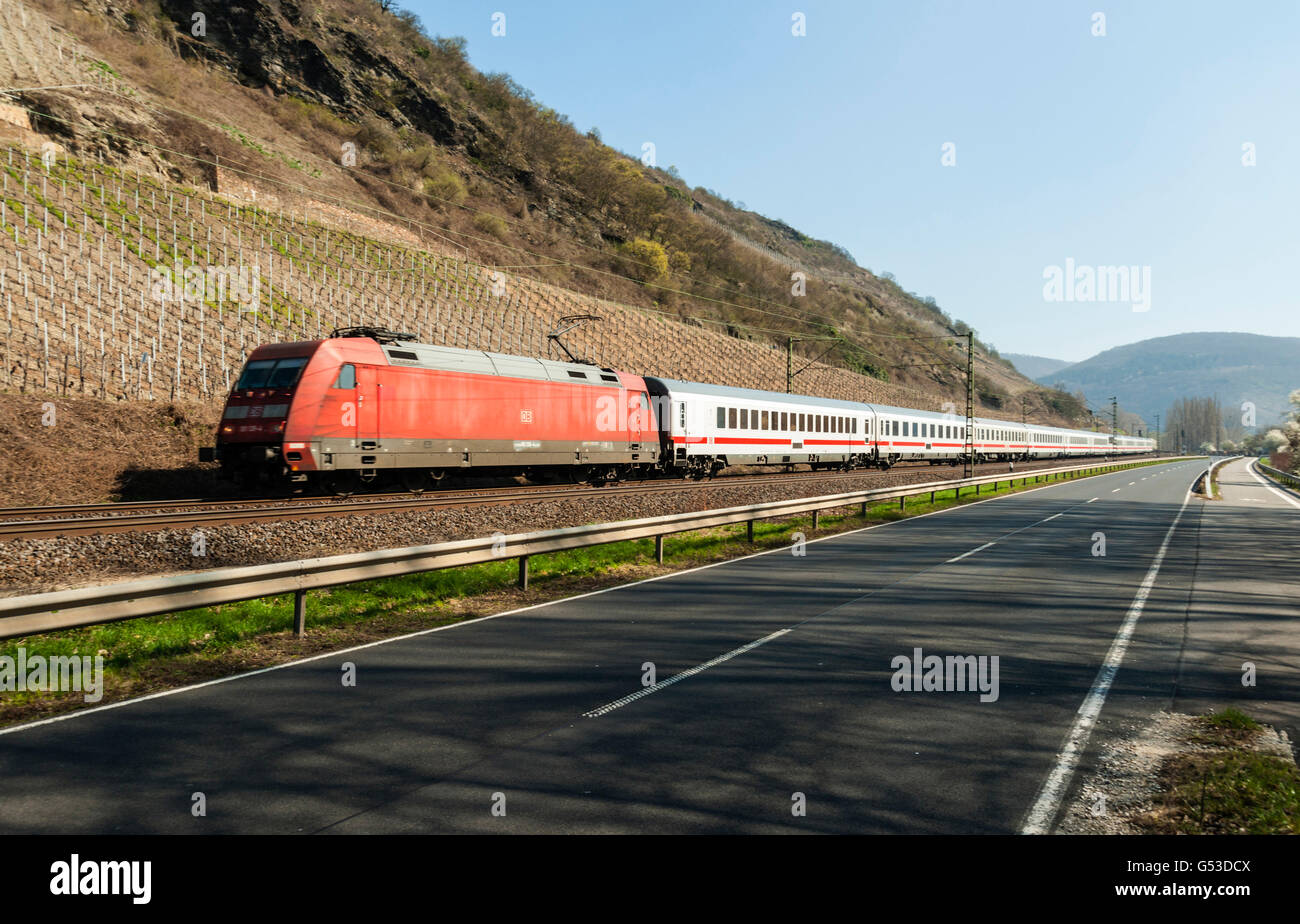 Intercity Zug in der Nähe von Boppard, Oberes Mittelrheintal, Weltkulturerbe, Rheinland-Pfalz Stockfoto