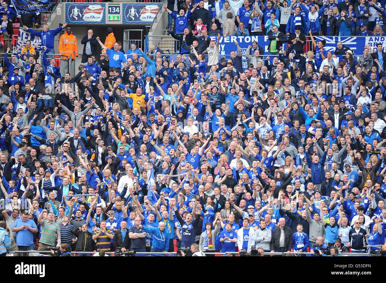 Fußball - FA Cup - Halbfinale - Liverpool gegen Everton - Wembley Stadium. Allgemeine Ansicht der Everton Fans in den Tribünen Stockfoto