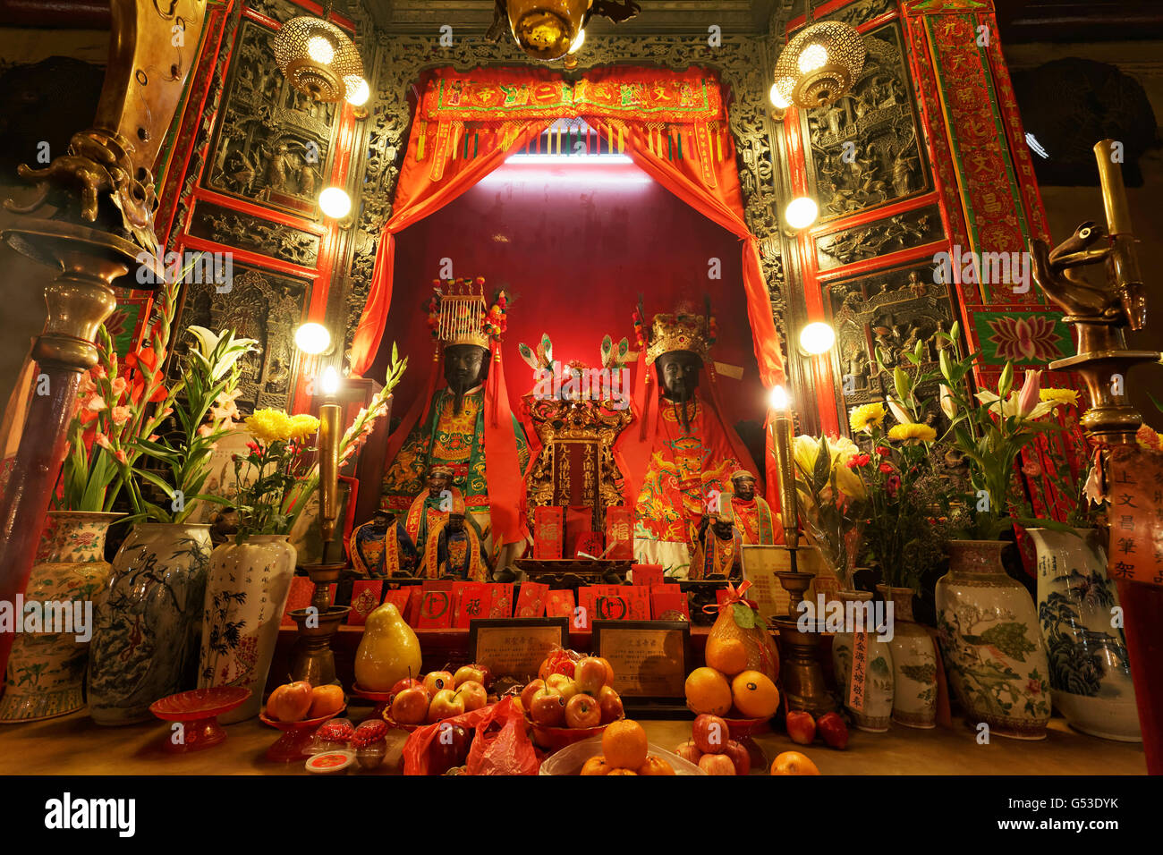 Altar mit Statuen der Götter Mann und Mo, taoistische Man Mo Tempel, Bezirk Sheung Wan, Hong Kong Island, Hongkong, China Stockfoto