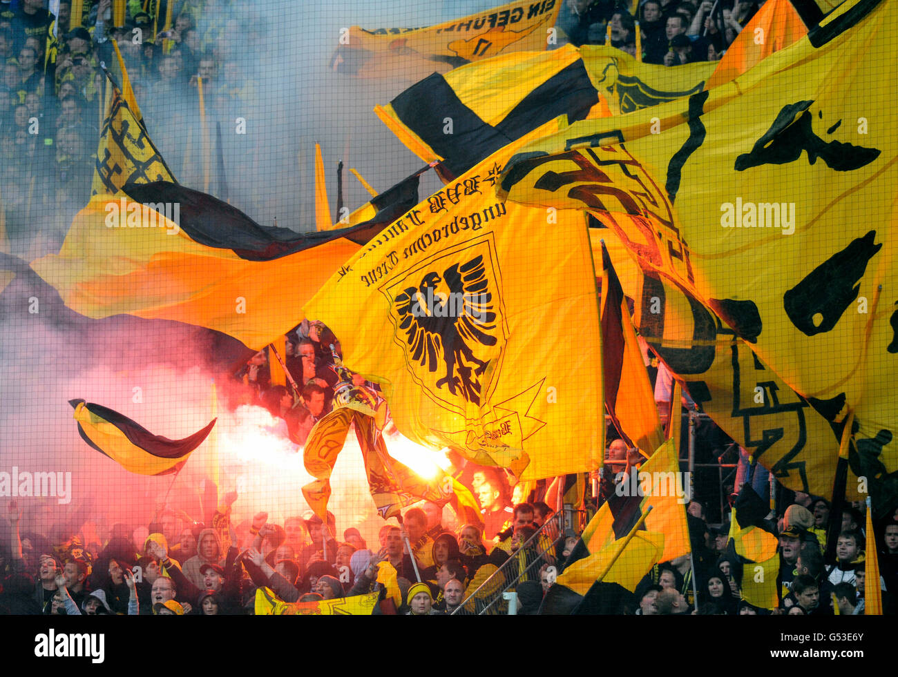 Fans des Fußballvereins BVB Borussia Dortmund auf die Südtribüne mit Fahnen und bengalischen Fackeln im Spiel Borussia Dortmund Stockfoto
