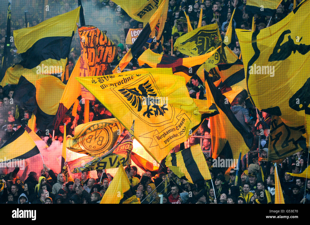Fans des Fußballvereins BVB Borussia Dortmund auf die Südtribüne mit Fahnen und bengalischen Fackeln im Spiel Borussia Dortmund Stockfoto