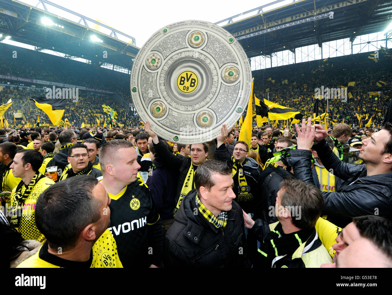 Fußballverein BVB Borussia Dortmund-fans auf dem Spielfeld mit einem Dummy  von den Liga-Cup-Trophäe nach Spiel Borussia Dortmund gegen SC  Stockfotografie - Alamy