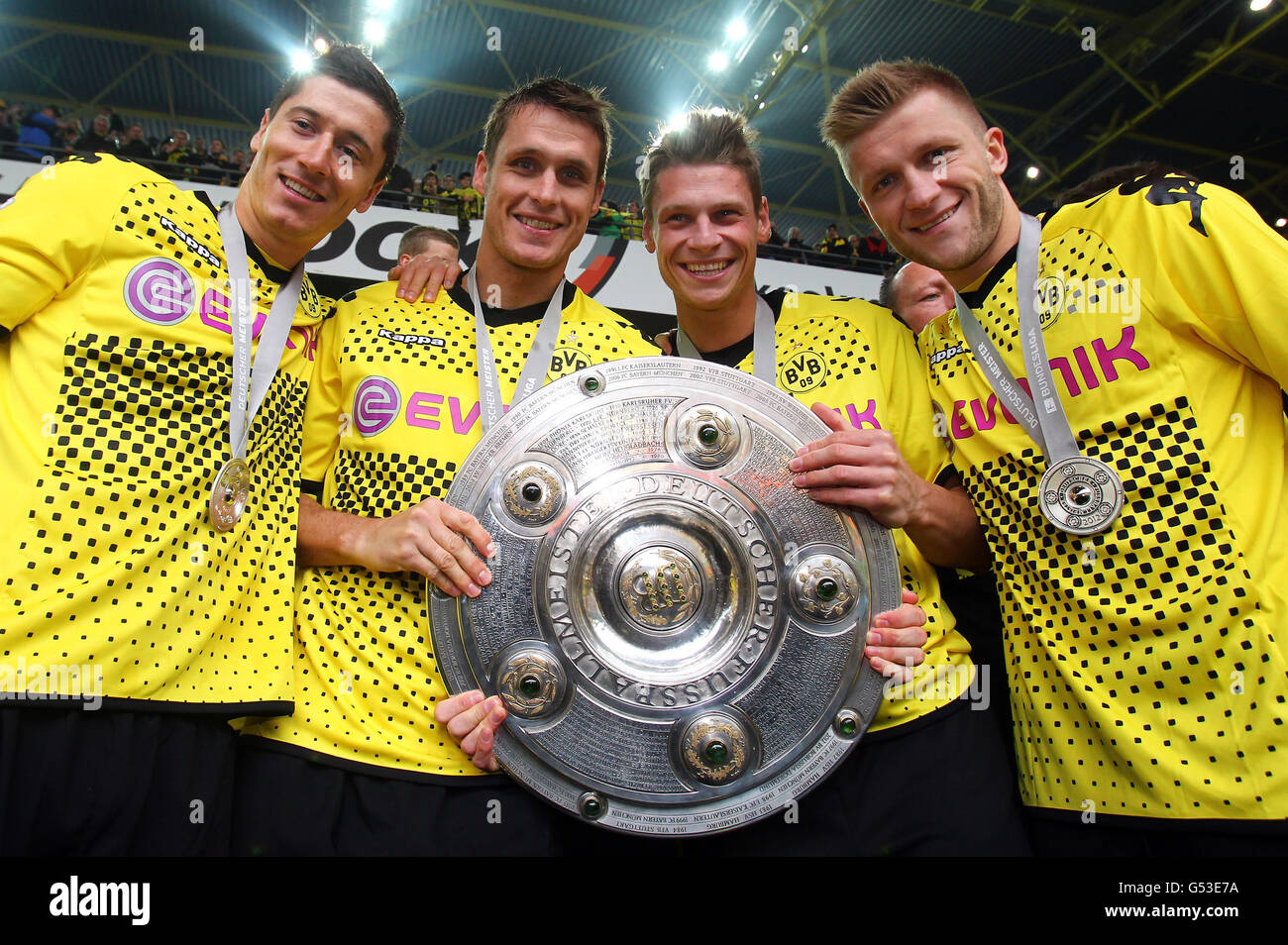 BVB Borussia Dortmund-Spieler mit den Liga-Pokal, von links: Robert  Lewandowski, Sebastian Kehl, Lukasz Piszchek, Jakub Stockfotografie - Alamy