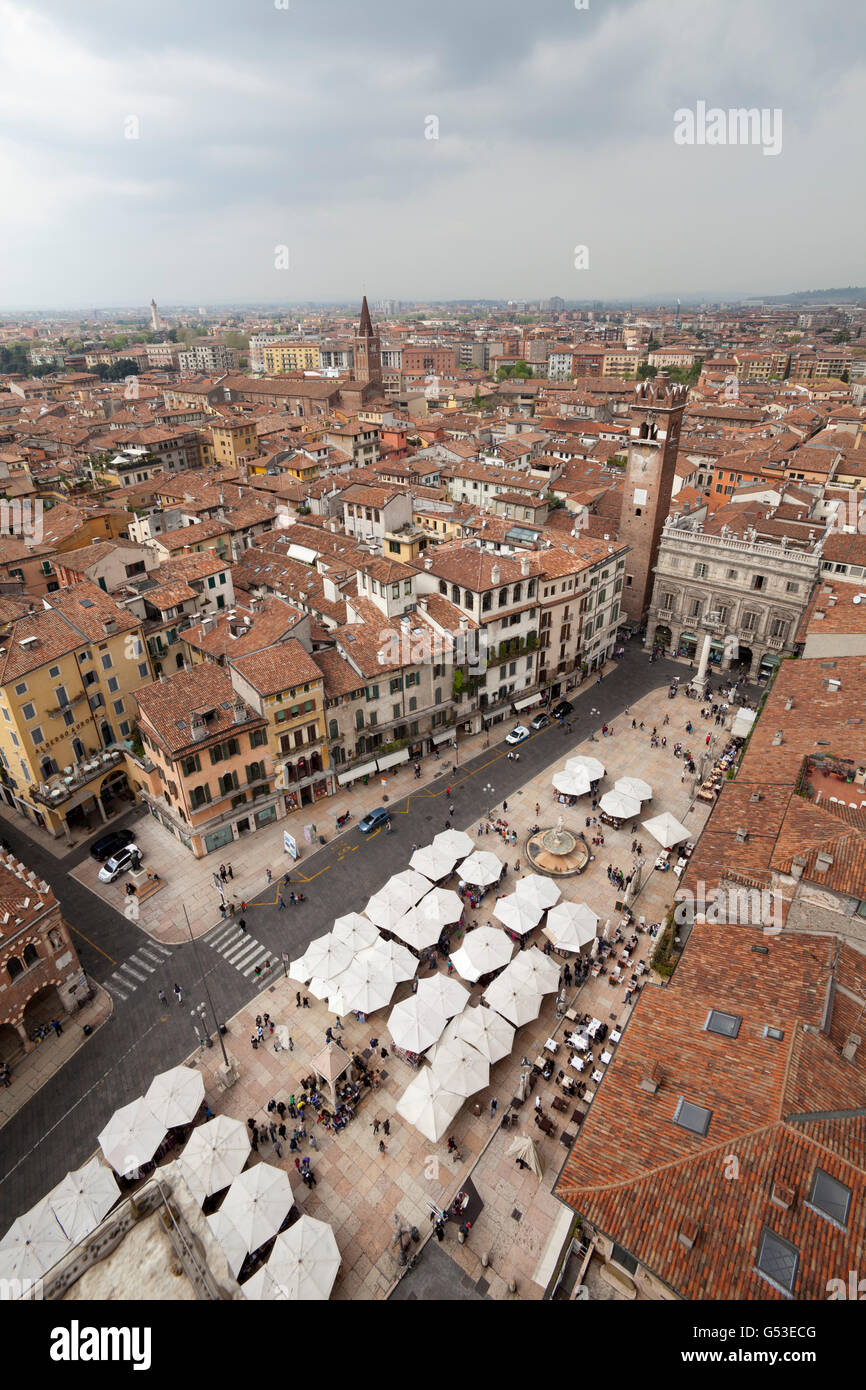 Blick vom Torre Dei Lamberti, Lamberti Turm, an der Piazza delle Erbe, Verona, Venetien, Italien, Europa Stockfoto