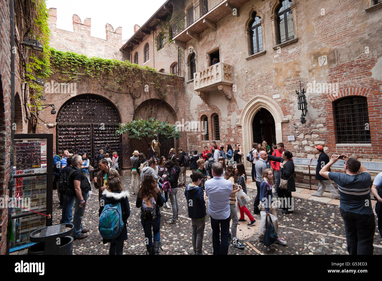 Touristen im Innenhof des Haus der Julia, Casa di Giulietta, Verona, Veneto, Italien, Europa Stockfoto