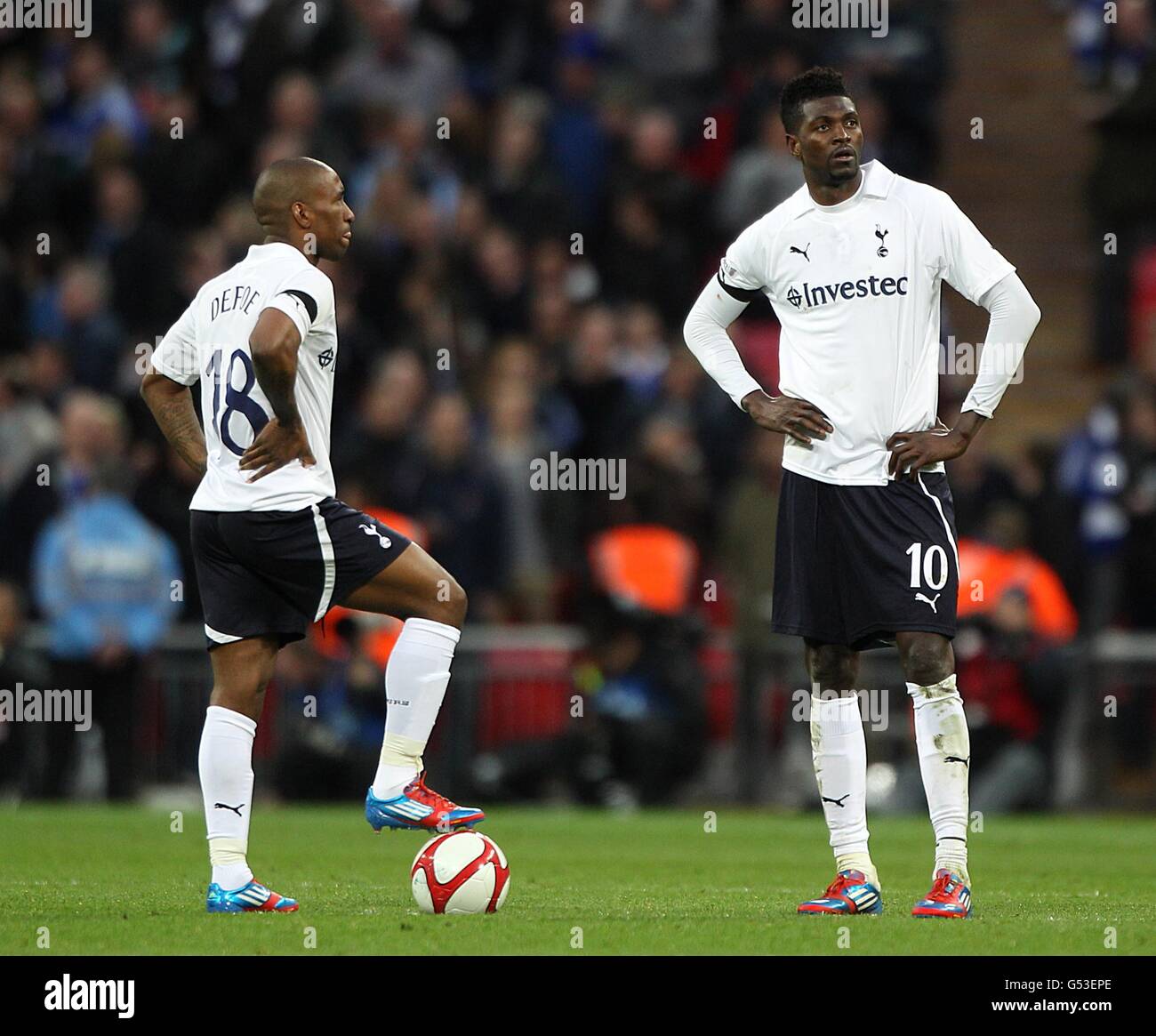 Tottenham Hotspur's Jermain Defoe (links) und Emmanuel Adebayor wirken niedergeschlagen Als sie warten, um nach Chelsea Florent Malouda anzustoßen (Nicht im Bild) erzielt das fünfte Tor seines Teams Stockfoto