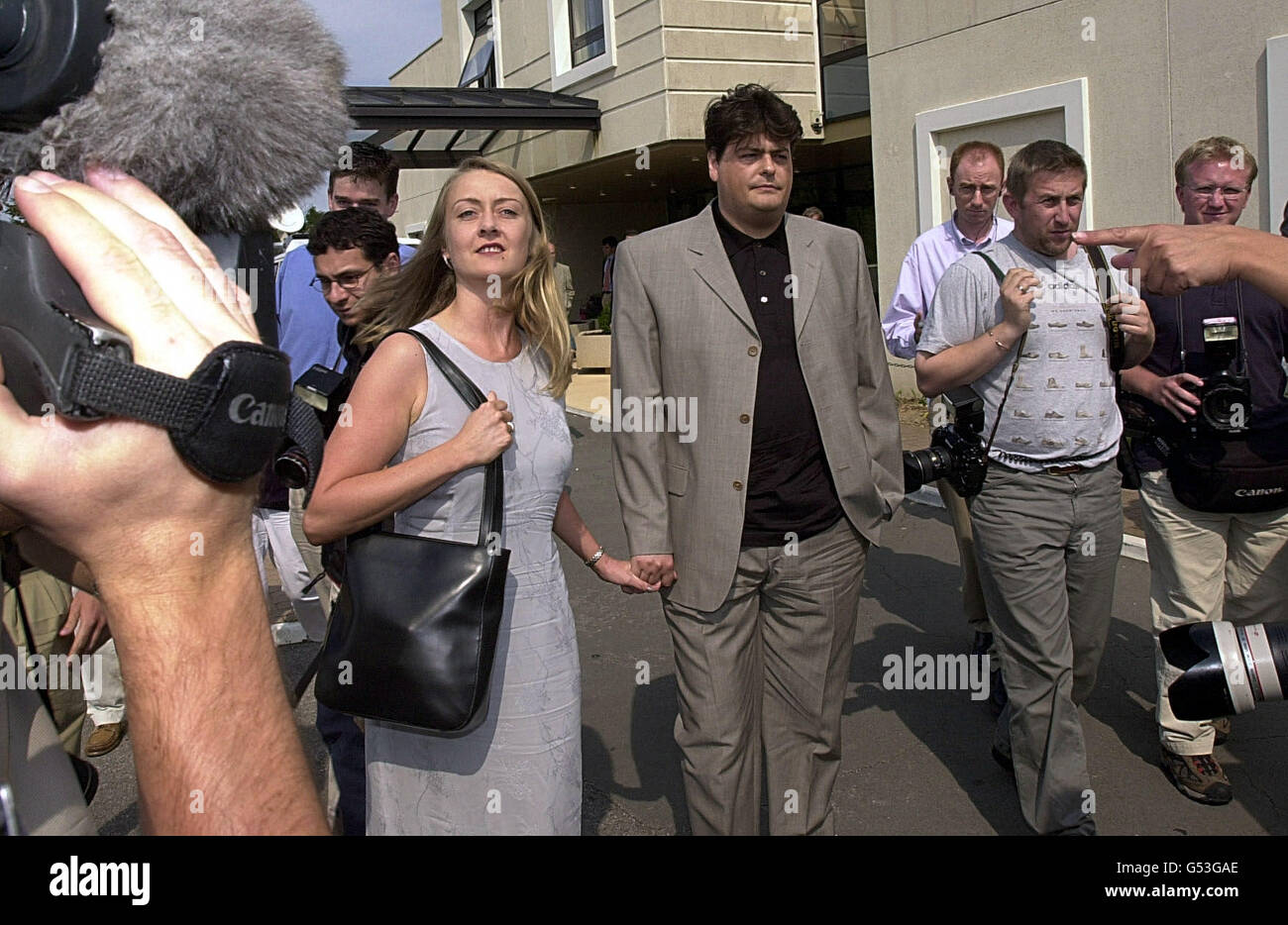 Der ehemalige MI5-Mitarbeiter David Shayler und seine Freundin Annie Machon nach einer Pressekonferenz in Calais, Frankreich. Der abtrünnige Geheimagent behauptete am Vorabend seiner Rückkehr nach Großbritannien den Sieg in seinem Kampf gegen die Regierung und die Sicherheitsdienste. * die Anklage nach dem Official Secrets Act zu stellen. Der ehemalige MI5-Geheimdienstler behauptete, der Metropolitan Police Service werde seine Anschuldigungen untersuchen, dass MI6 hinter einem Attentat auf den libyschen Führer Oberst Gaddafi stand, bei dem mehrere Zivilisten getötet wurden. Stockfoto