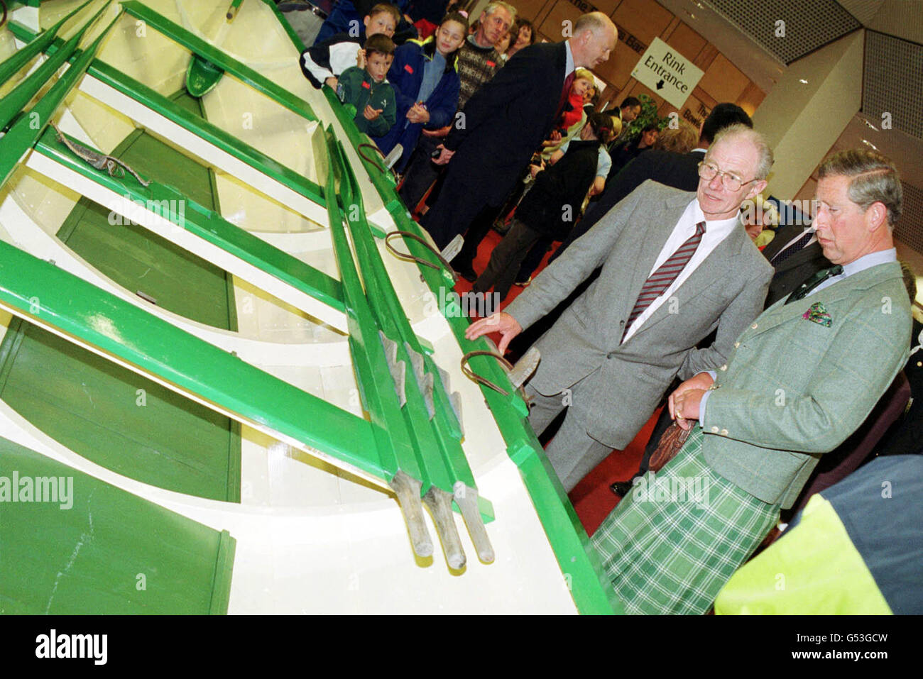 Prinz Charles bei der Shetland Millennium Show, Shetland, untersucht ein traditionelles Shetland 'YOAL' von Hand gebaut von Handwerker Tommy Isbister (Mitte). Der Prinz schloss sich den schottischen Inselbewohnern bei einer Zeremonie an, um einen Leuchtfeuer der Freundschaft mit der Millennium Flamme zu entzünden. *... Die Flamme - die gleiche, die von der Queen benutzt wurde, um das Millennium-Leuchtfeuer in London am Silvesterabend zu entzünden - wurde nach Shetland transportiert, wo sie eine zentrale Rolle in der Show spielte. Stockfoto