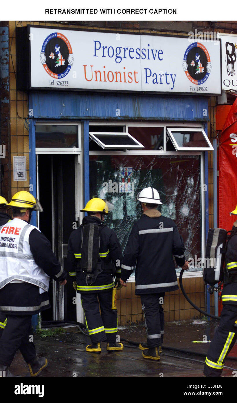Feuerwehrleute besuchen die Büros der Progressiven Unionistischen Partei, dem politischen Flügel der Ulster Volunteer Force, in Belfast, nachdem sie von wütendem Mob angegriffen und in Brand gesetzt wurde. * zwei Männer wurden früher angeschossen und getötet, als eine loyalistische paramilitärische Fehde in den Straßen von Belfast zu einem neuen Blutvergießen ausbrach. Stockfoto
