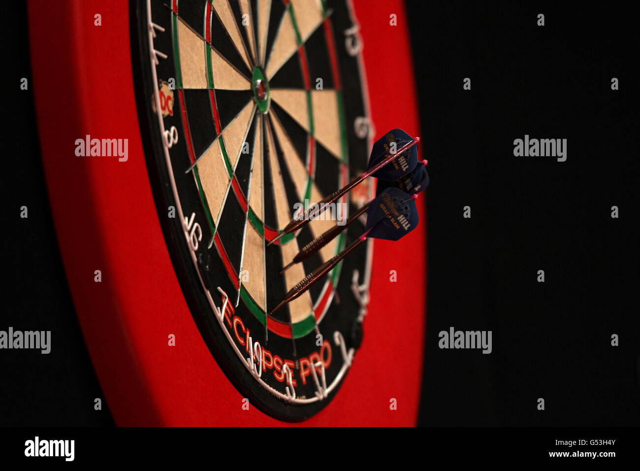 Darts - McCoys Premier League Darts - Capital FM Arena. Darts mit William Hill-Flügen im Vorstand Stockfoto