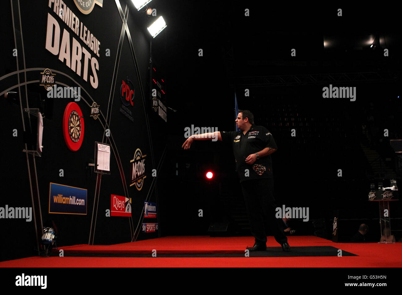 Darts - McCoys Premier League Darts - Capital FM Arena. Adrian Lewis in Aktion Stockfoto
