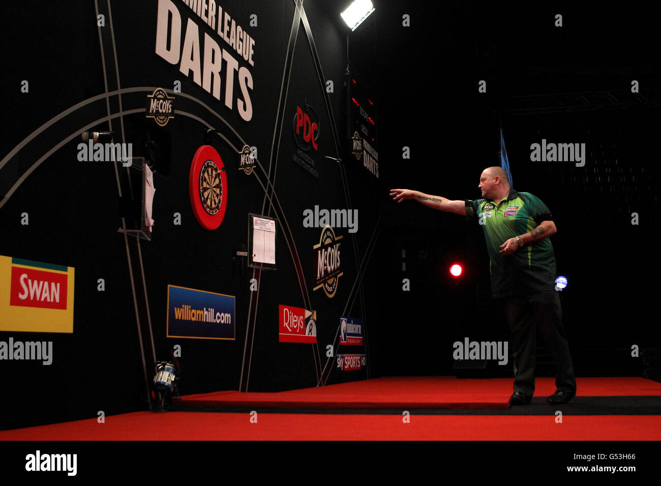 Darts - McCoys Premier League Darts - Capital FM Arena. Andy Hamilton während seines Spiels gegen Phil Taylor Stockfoto