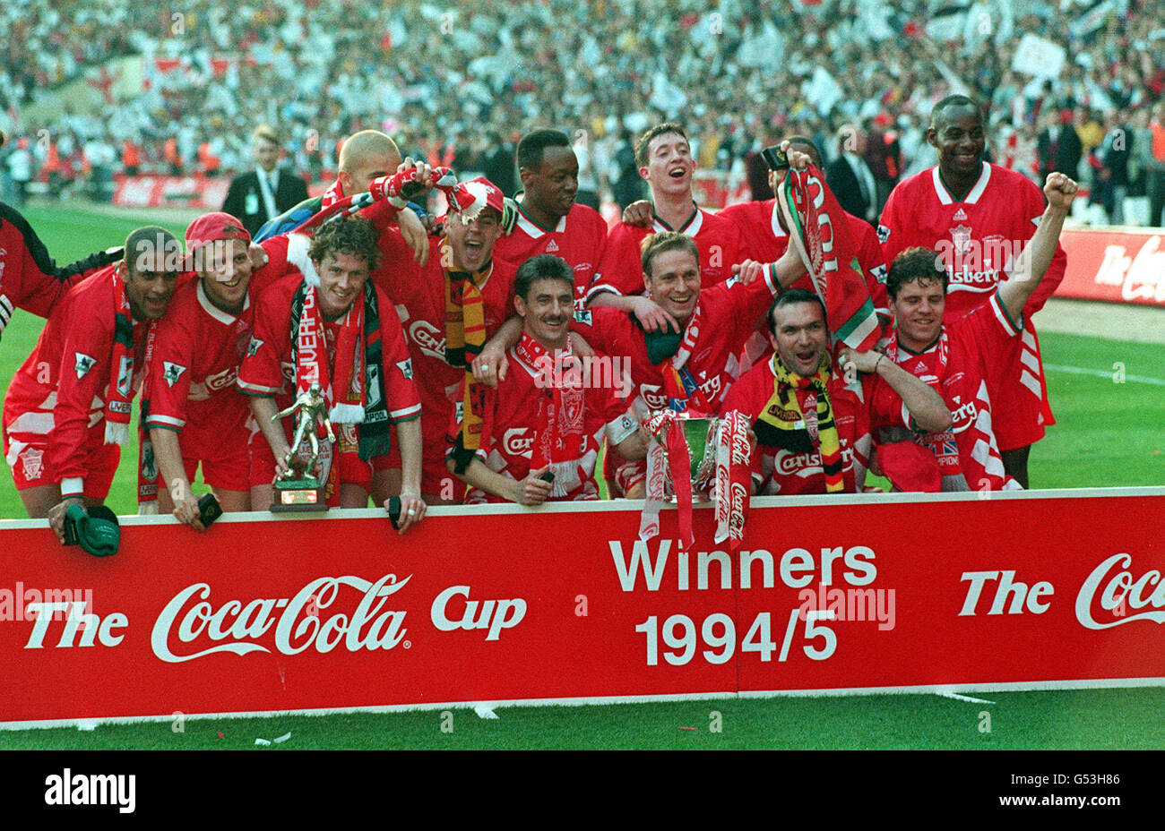 Liverpool Coca-Cola Cup. Das triumpfende Liverpool-Team mit dem Coca-Cola Cup, den sie mit dem Sieg über Bolton Wanderers 2-1 in Wembley gewonnen haben. Stockfoto