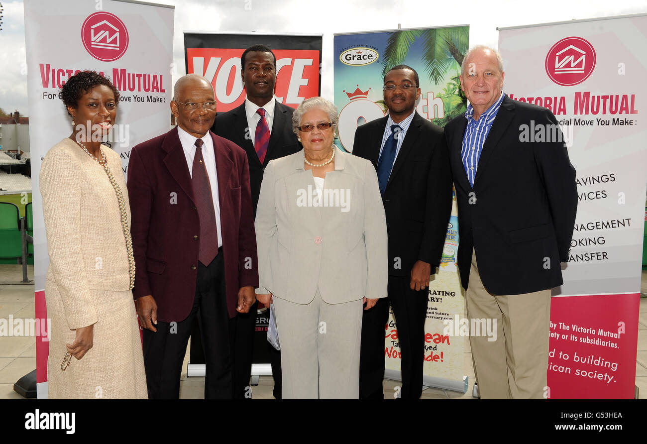 Jamaica 50 Cricket Launch (L-R) Frau Joan Thomas Edwards (Deputy High Commissoiner), Ron Headley (jamaikanisches Team), Norman Cowans (ehemaliger England & Middlesex Fast Bowler), Frau Delores Cooper (Director, Victoria Mutual Finance), Paul Pritchard (englischer PCA) und John Emburey (ehemaliger England & Middlesex Off Spinner). Stockfoto