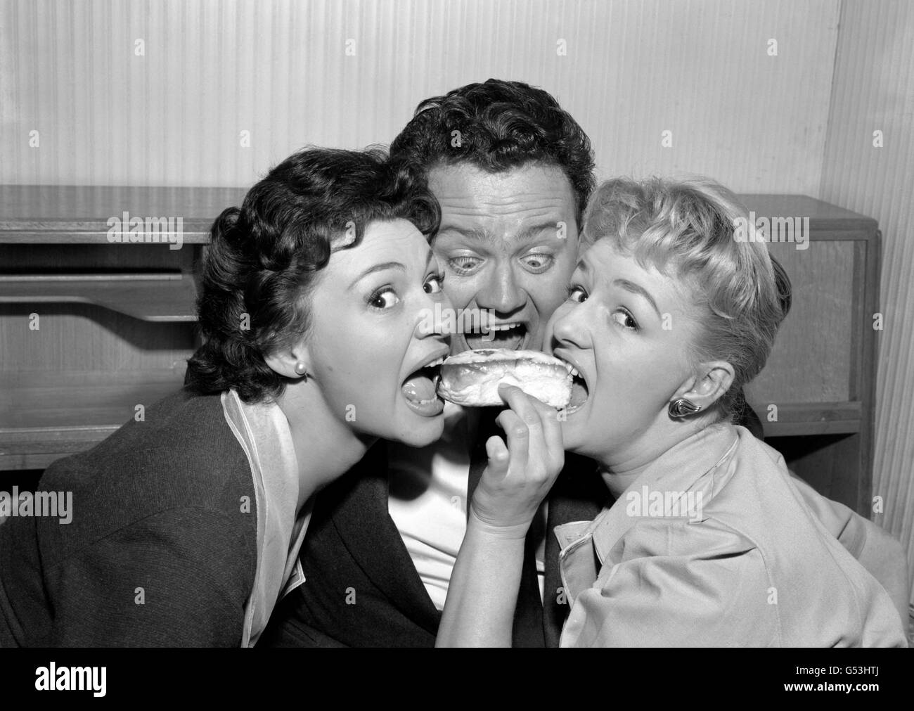 Der Performer Harry Secombe mit der Opernsängerin Adele Leigh (links) und der Komödiantin Joan Sims durchleben eine Teepause von Harrys erstem Spielfilm 'Davy', zu den Ealing Films, die in Elstree in Hertfordshire spielen. * 28/06/2001...Performer Harry Secombe (C)mit Opernsängerin Adele Leigh (links) und Comedienne Joan Sims. Comedy-Schauspielerin Sims, Millionen bekannt für ihre Rollen in den Carry-On-Filmen, ist im Alter von 71 Jahren gestorben, sagte ihr Agent Stockfoto
