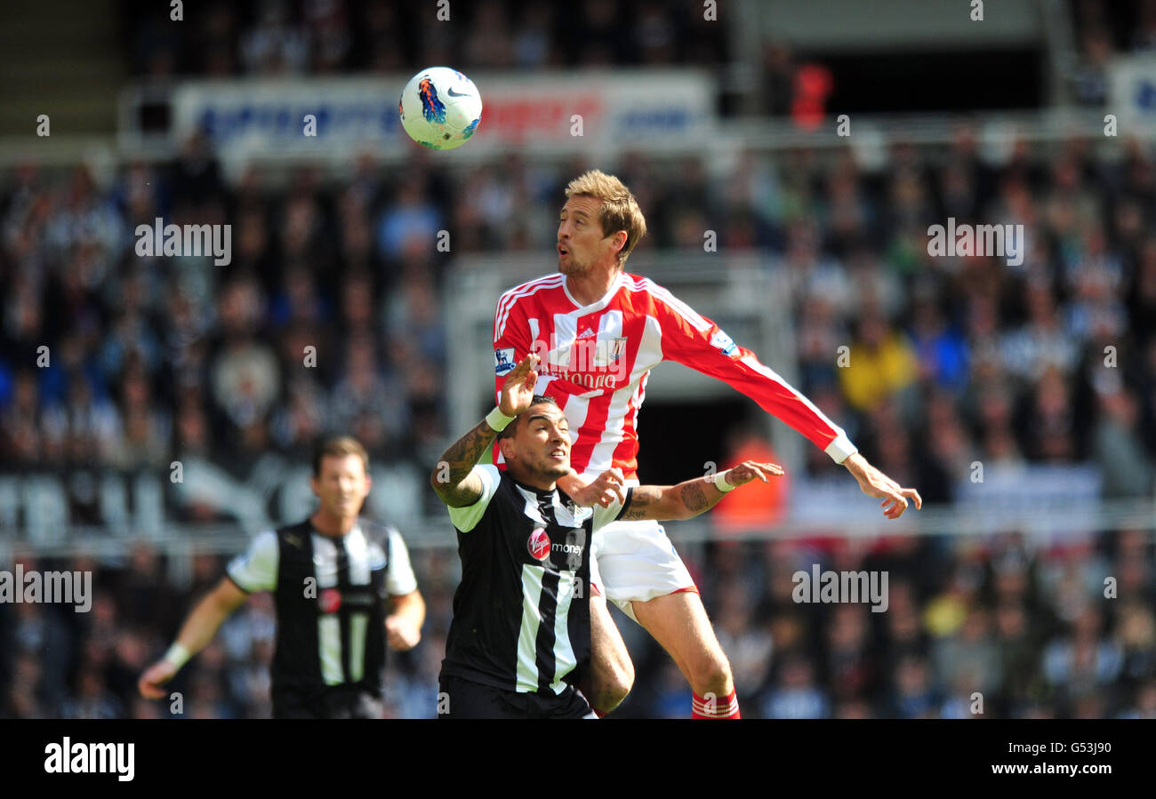 Fußball - Barclays Premier League - Newcastle United / Stoke City - Sports Direct Arena. Danny Simpson (unten) von Newcastle United und Peter Crouch von Stoke City kämpfen um den Ball Stockfoto