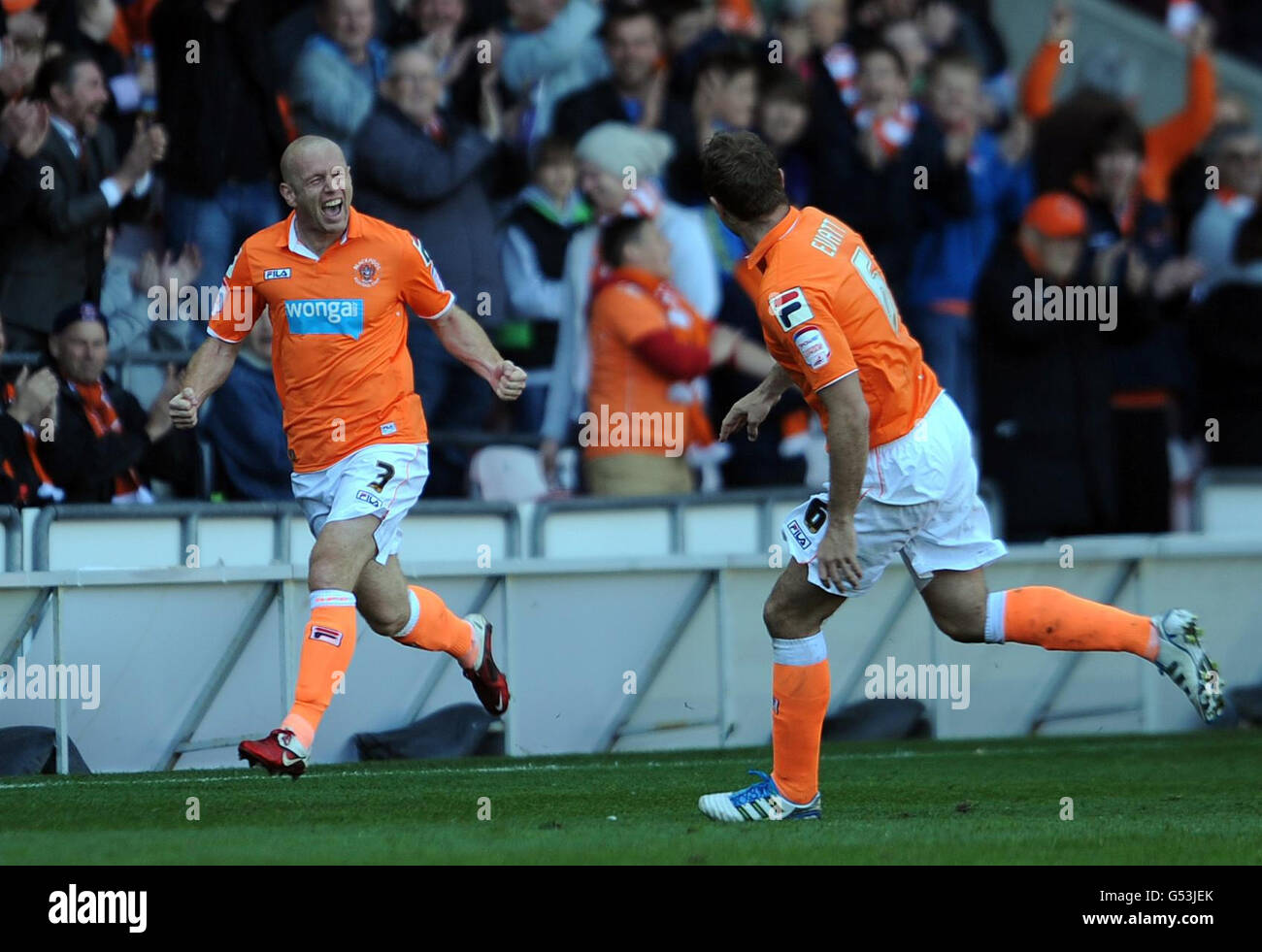 Blackpool's Stephen Crainey (links) feiert mit Teamkollege Ian Evatt nach seinem dritten Tor während des npower Championship-Spiels in der Bloomfield Road, Blackpool. Stockfoto