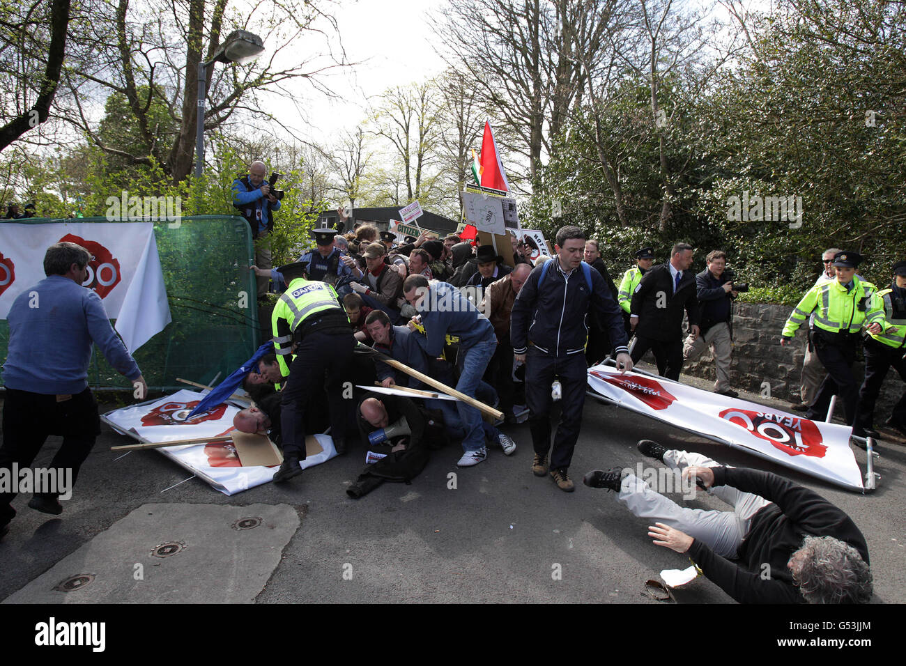 Gardai trifft auf die Konferenz der Labour Party in NUI Galway mit Protestierenden gegen die Sparpolitik. Stockfoto