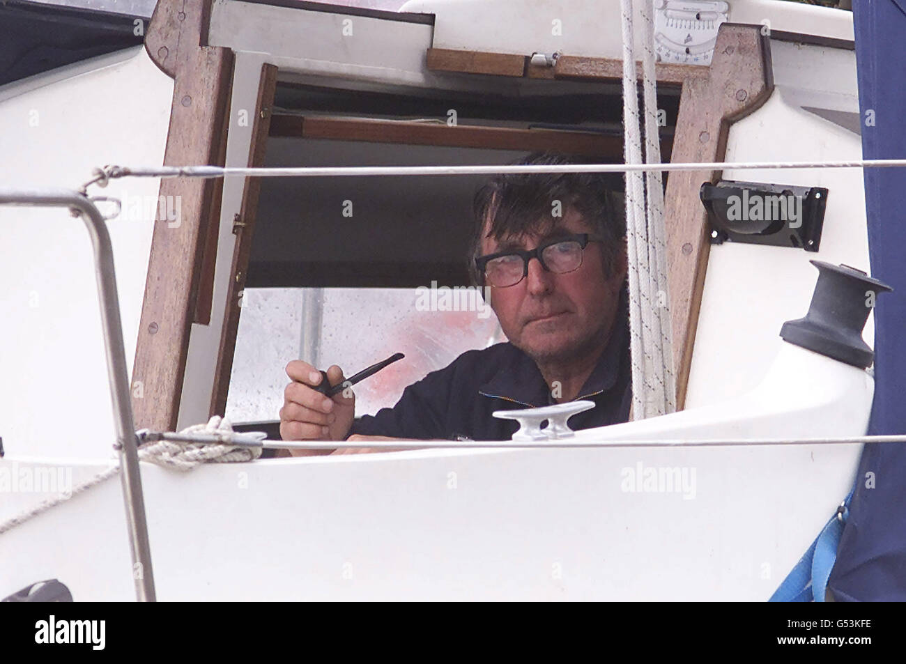 Der leichtsinnige Seemann Eric Abbott, der sein von Menschenhand geschacktes Boot mit einem AA-Kartenbuch von Großbritannien an Bord seines Schiffes „Plus VAT“ in Rhyl Estuary, Nordwales, steuert. Der Hobbysegler musste im vergangenen Jahr sechsmal zum Preis von 30,000 gerettet werden. * ...löste einen siebten Alarm aus, als er auf Grund lief. Stockfoto