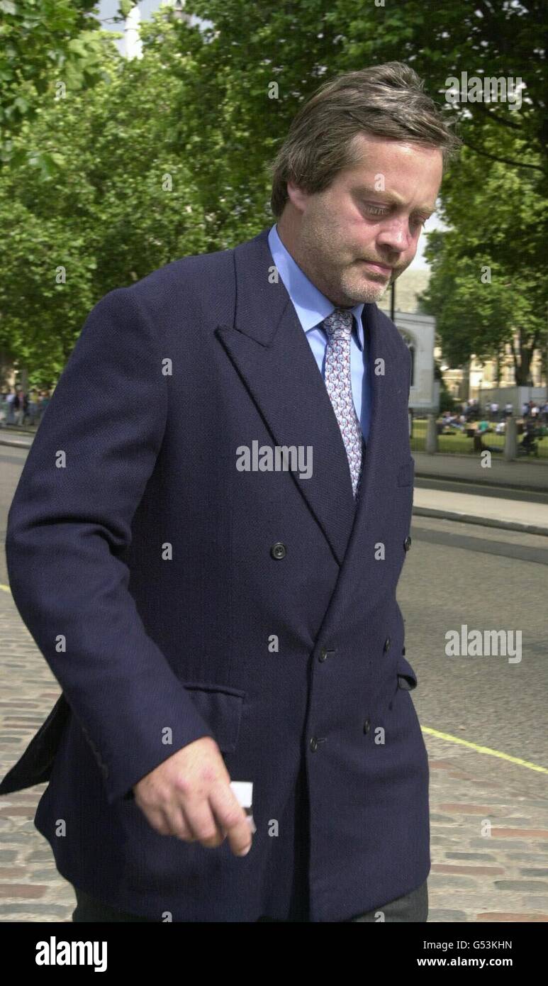 Die Marquess of Blandford verlässt das Middlesex County Court in London, wo ihm im November 1999 vorgeworfen wird, zwei Sonnenbrillen und ein Deodorant aus dem Kaufhaus Harvey Nichols in Knightsbridge im Zentrum von London gestohlen zu haben. Stockfoto